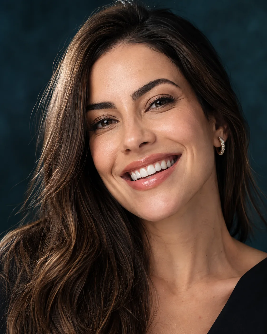 Paciente com sorriso natural após tratamento estético